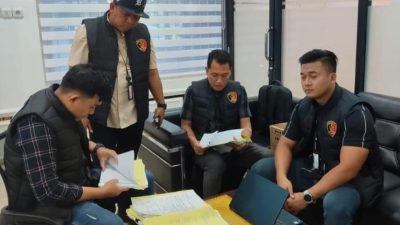 Tim Tipidkor Polda Bengkulu saat melakukan penggeledahan di lingkungan RSKJ dan kantor BKAD Provinsi Bengkulu.