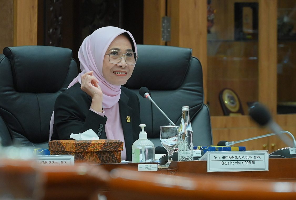 Ketua Komisi X DPR RI, Hetifah Sjaifudian, mengatakan bahwa revisi RUU Sisdiknas akan difokuskan pada penataan sistem guru yang lebih adil dan fleksibel. 
