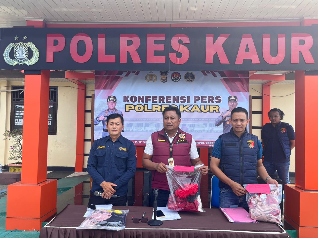 Kapolres Kaur, AKBP Alam Bawono, S.I.K., M.Tr. Opsla, melalui Kasat Reskrim Polres Kaur AKBP Tomson Sembiring, S.H., M.H. saat press release menyampaikan bahwa peristiwa kekerasan seksual tersebut terjadi dalam kurun waktu Februari 2024 hingga Januari 2026, dengan korban seorang anak perempuan berinisial samaran “Bunga” (12), pelajar asal Kabupaten Kaur.