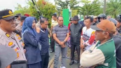 Ratusan massa demonstrasi dari Gerakan Masyarakat Muara Sahung Bersatu (GMMSB) menyampaikan tuntutan terhadap beberapa instansi di Kabupaten Kaur, Rabu 8 April 2026.
