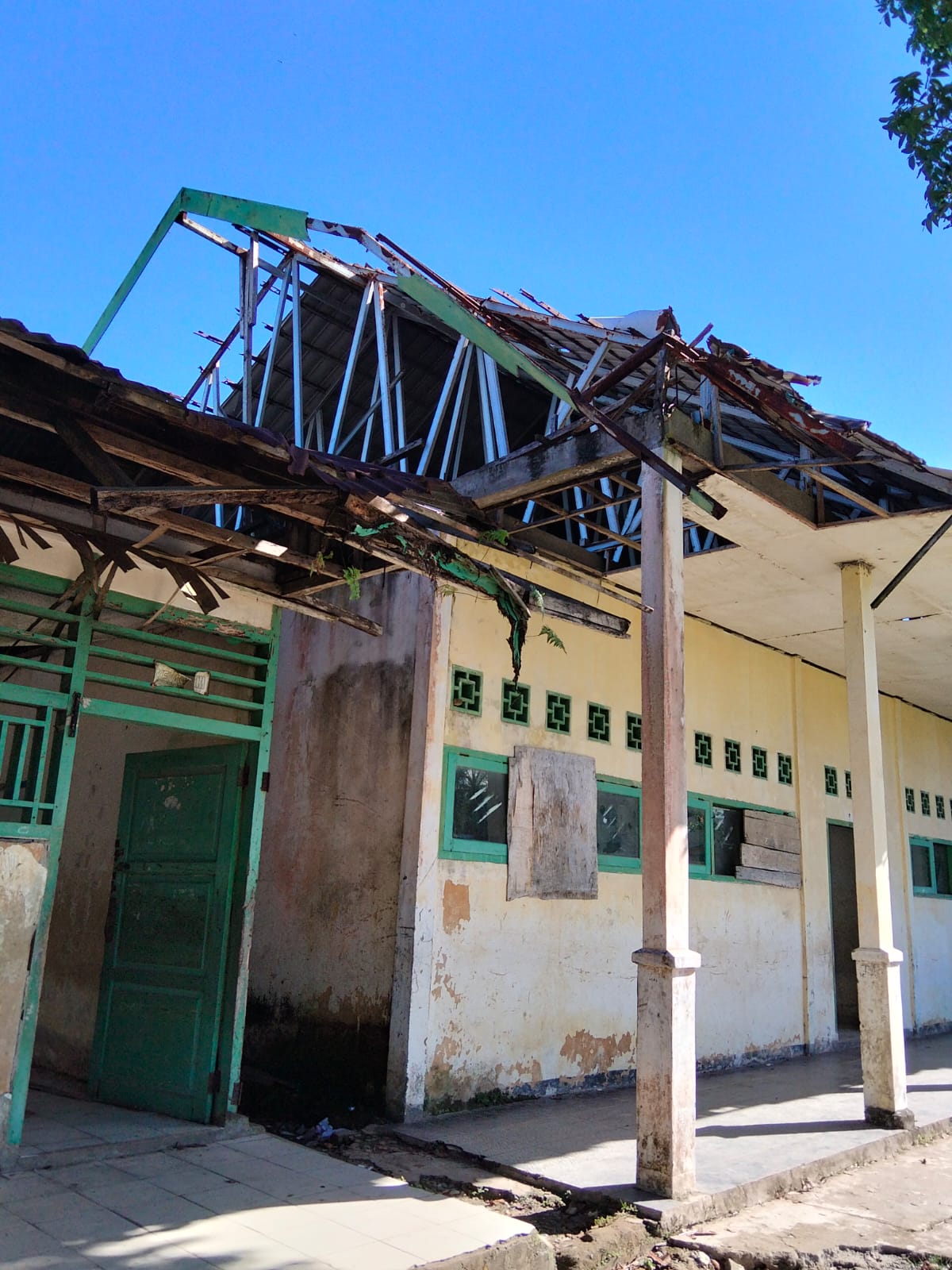 Kepala Dinas Pendidikan dan Kebudayaan (Disdikbud) Kabupaten Kaur dinilai tak punya kemampuan manajerial atas kegagalan pembangunan SDN 8 Kaur dan SMPN 33 Kaur pada tahun 2025 lalu.