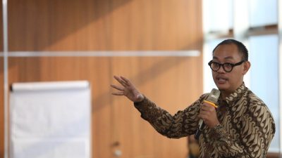 Ekonom Institute for Development of Economics and Finance (Indef) Bhima Yudhistira Adhinegara menjelaskan bahwa krisis ekonomi masih lebih “ringan” ketimbang resesi ekonomi.