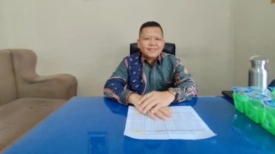 Anggota Komisioner KPU Kabupaten Kaur, Didi Iswandi saat memberikan keterangan hasil Rapat Pleno Terbuka Rekapitulasi Pemuktahiran Data Pemilihan Berkelanjutan (PDPB) Triwulan I Tahun 2026, di Kantor KPU Kaur pada Rabu 1 April 2026.