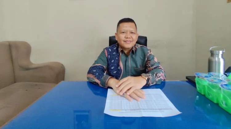 Anggota Komisioner KPU Kabupaten Kaur, Didi Iswandi saat memberikan keterangan hasil Rapat Pleno Terbuka Rekapitulasi Pemuktahiran Data Pemilihan Berkelanjutan (PDPB) Triwulan I Tahun 2026, di Kantor KPU Kaur pada Rabu 1 April 2026.