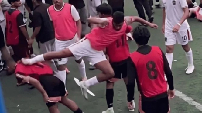 Video viral di sosial media perihal Fadly Alberto Hengga pemain Bhayangkara FC asal Bojonegoro melakukan hal tidak terpuji dengan aksi tendangan kungfu saat melawan Dewa United U-20.