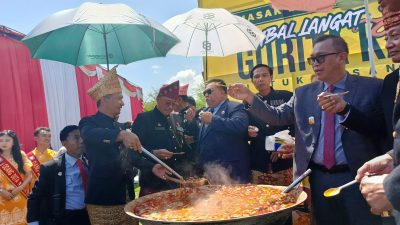 para kepala daerah untuk datang mendekati kuali besar Sambal Langat Gurita oleh Chef Chef Dinda Alamanda.