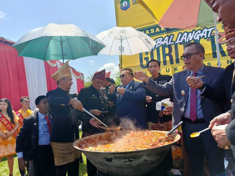 para kepala daerah untuk datang mendekati kuali besar Sambal Langat Gurita oleh Chef Chef Dinda Alamanda.