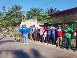 Forkopimcam Tanjung Kemuning dan Kelam Tengah Gotong Royong Bersihkan Jalan Poros Kecamatan
