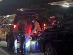 KPK Terlihat Angkut 6 Koper dari Dalam Rumah Kadis PUPR KOta Bengkulu