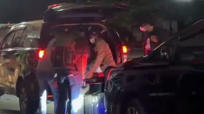 KPK Terlihat Angkut 6 Koper dari Dalam Rumah Kadis PUPR KOta Bengkulu