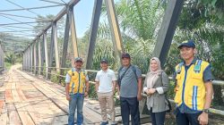Cek Langsung Kondisi Jembatan Penghubung Muara Sahung – Bukit Makmur, Wabup Kaur Pastikan Perbaikan Dilakukan
