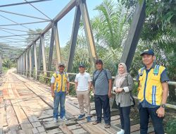 Cek Langsung Kondisi Jembatan Penghubung Muara Sahung – Bukit Makmur, Wabup Kaur Pastikan Perbaikan Dilakukan